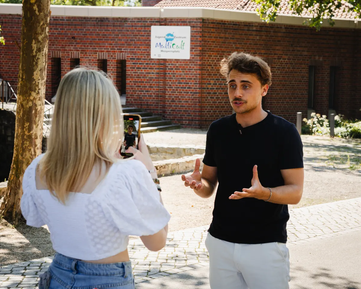 Dreh vor Ort: Kamera, Licht und das Team mitten in der Produktion.